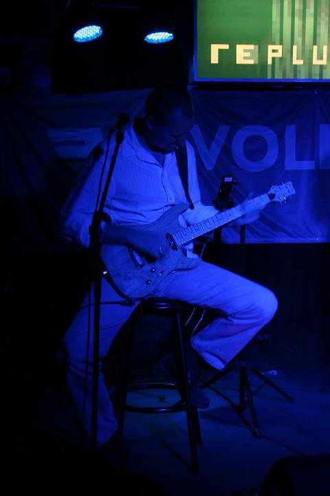 2008-11-28 M3_live at replugged 107.jpg